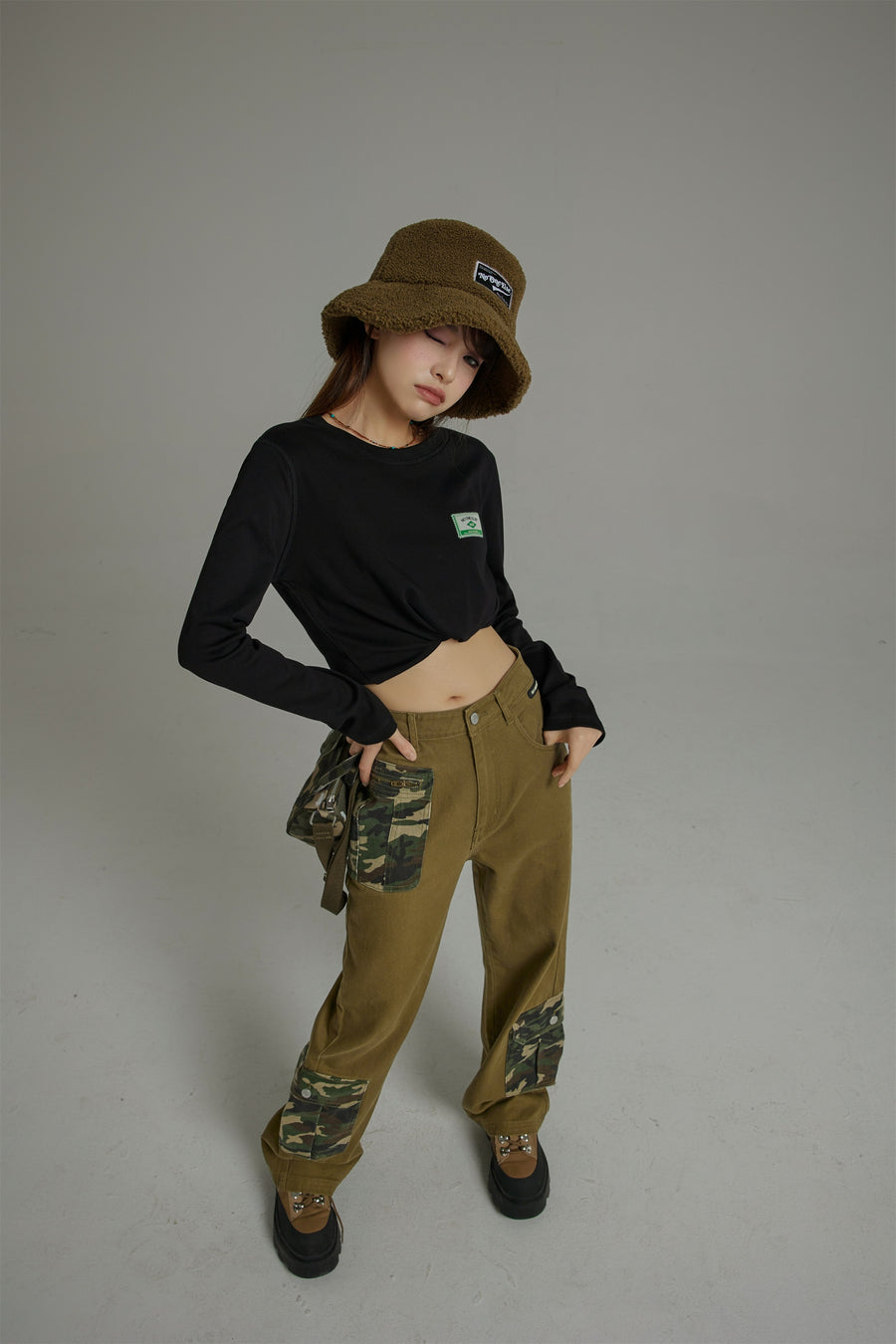 CHUU Camouflage Pocket Straight Casual Pants