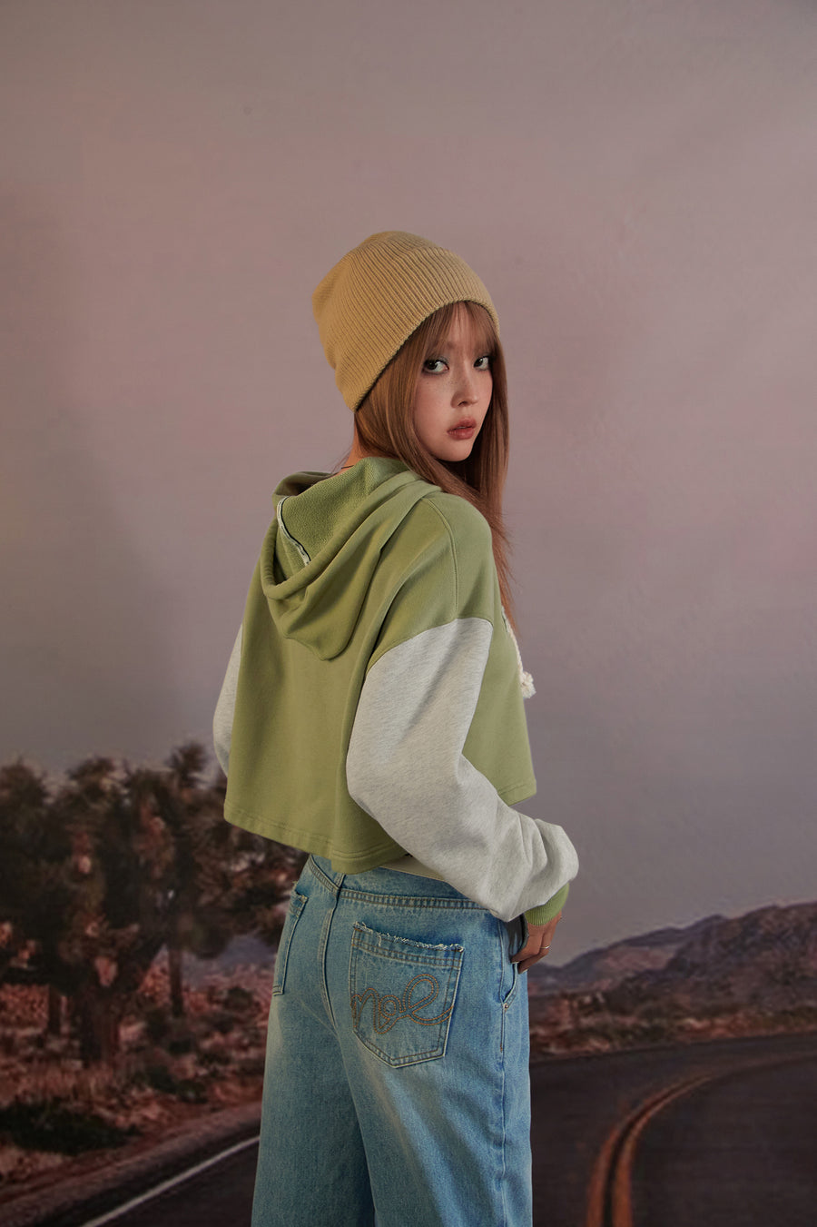 CHUU Two-Toned Cropped Hoodie