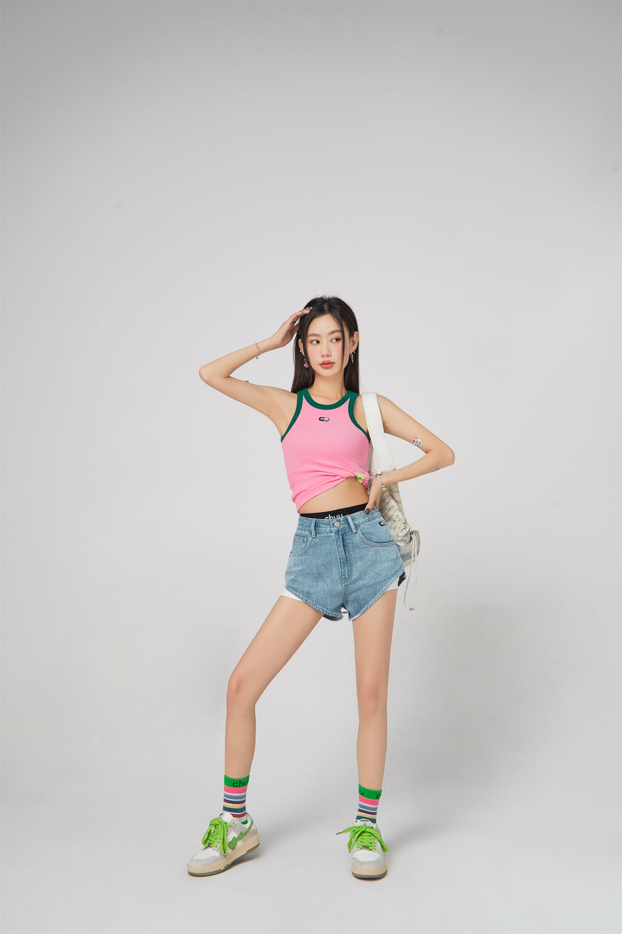 CHUU Simple High-Waisted Denim Shorts