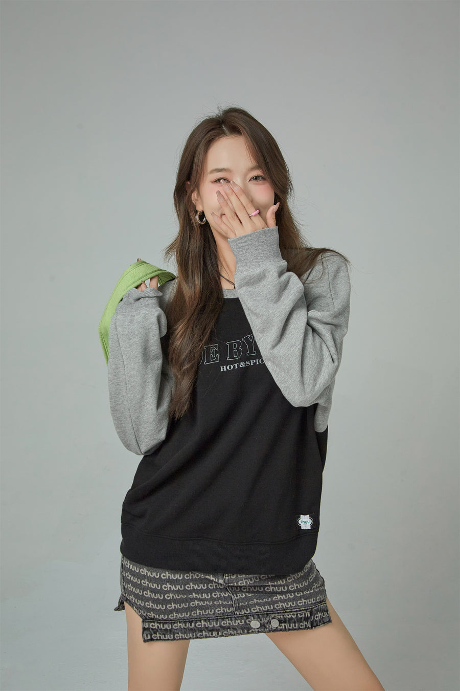 CHUU Off Shoulder Long Sleeve Sweatshirt