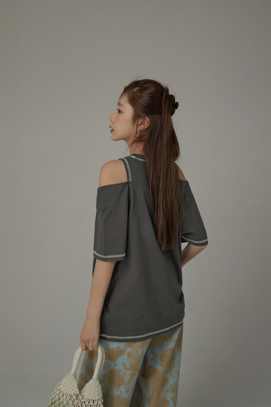 CHUU Hot And Chilli Off Shoulder Loose Fit T-Shirt