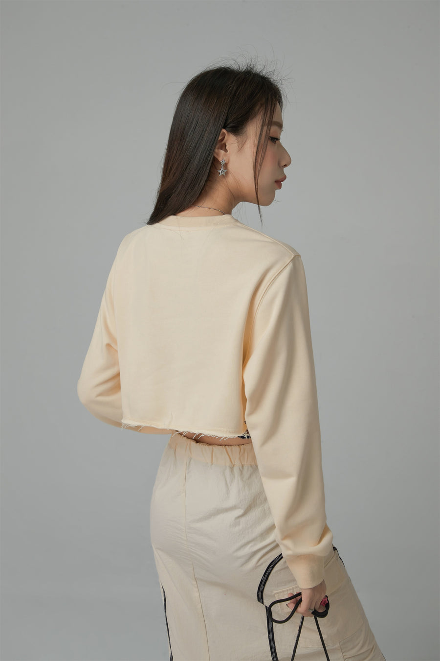 CHUU Unbalanced Loose Fit Crop Sweatshirt