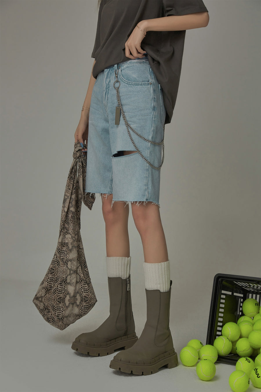 CHUU Distressed Denim Shorts