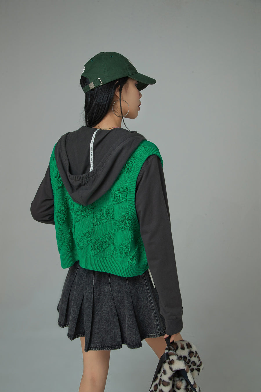 CHUU Climbing The Walls Loose Fit Sleeveless Knit Vest