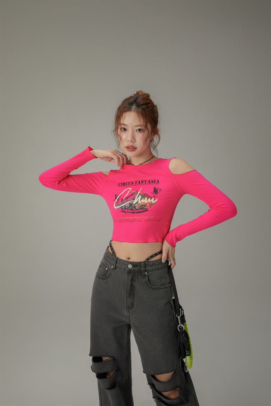 CHUU Chuu Circus Off-The-Shoulder Ribbed T-Shirt