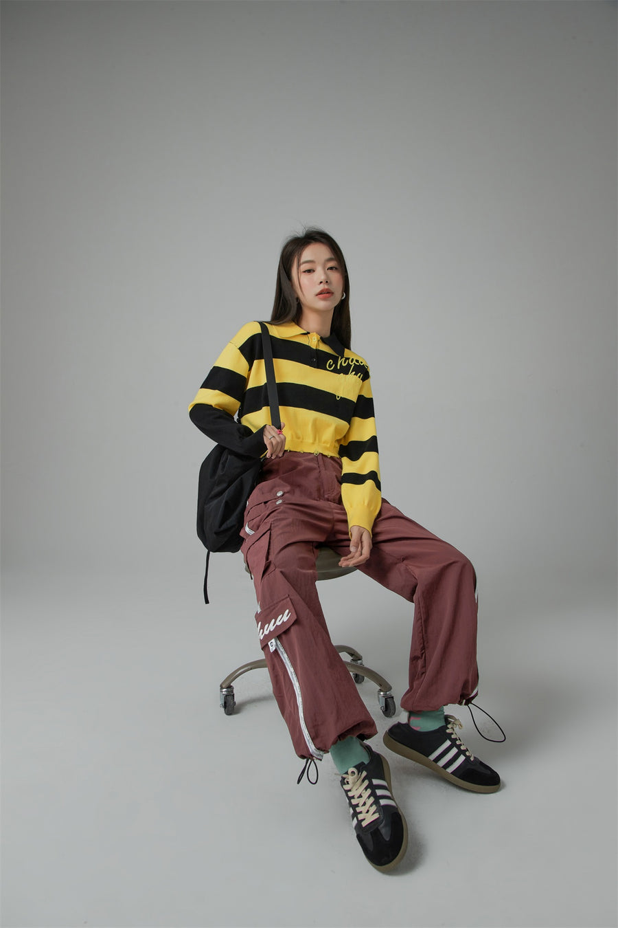 CHUU Chuu Lettering Color Cropped Knit Sweater
