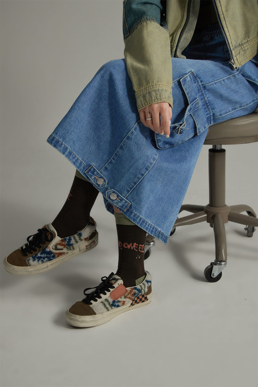 CHUU Denim Or Brown Cotton Cargo Skirt