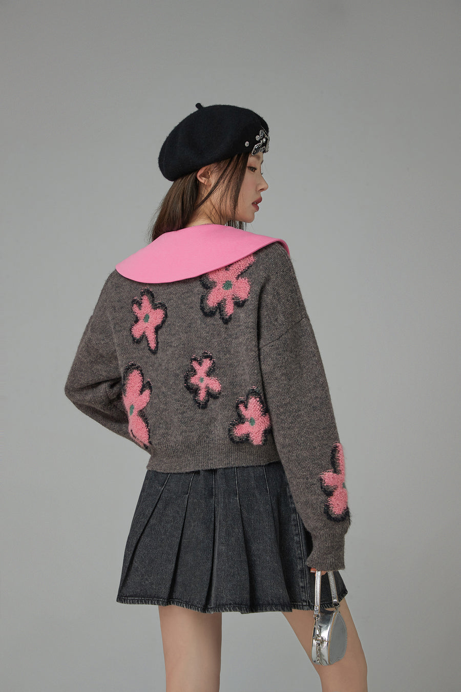 CHUU Dramatic Flowers Crop V-Neck Knit Sweater