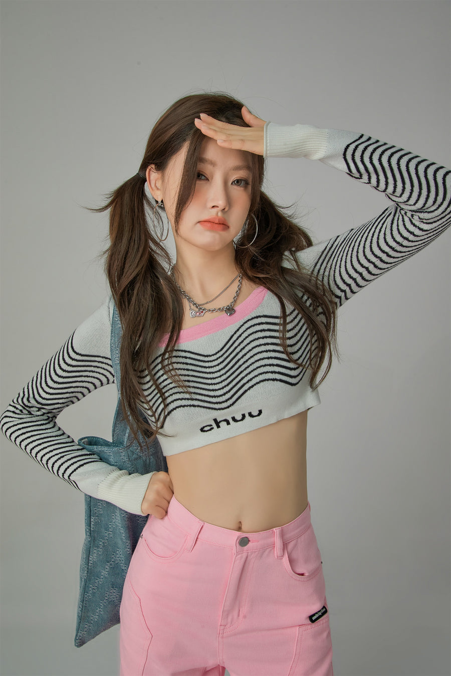 CHUU Chuu Wavy Pattern Crop Knit Sweater