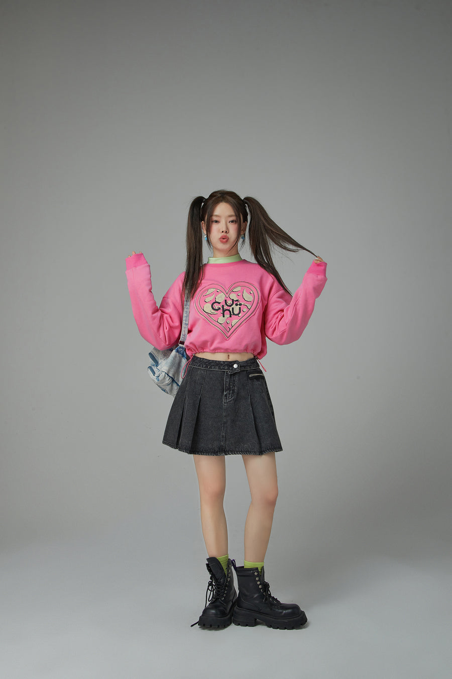 CHUU Chuu Heart Print Crop Sweatshirt