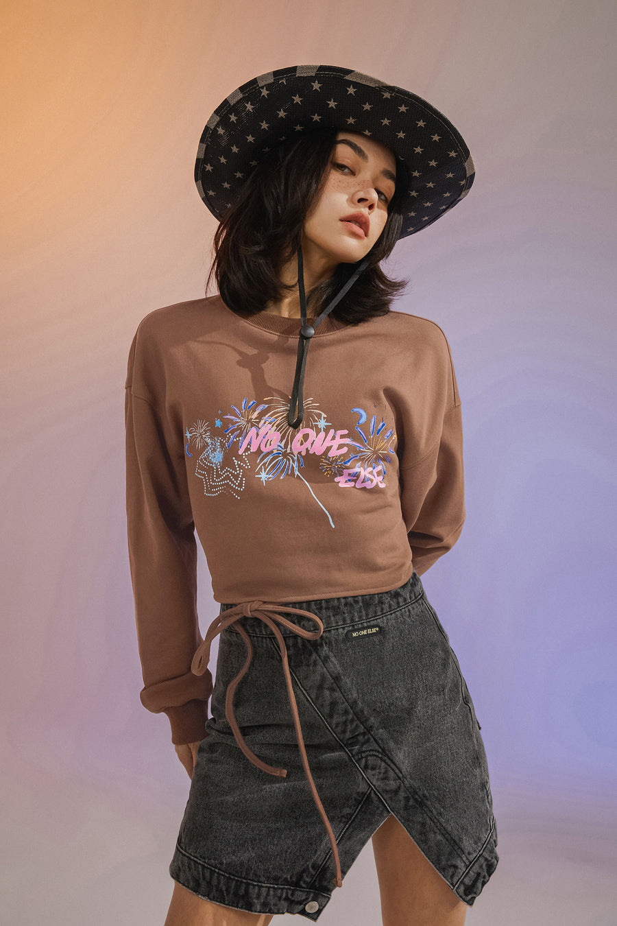 CHUU Fireworks Waist String Crop Sweatshirt