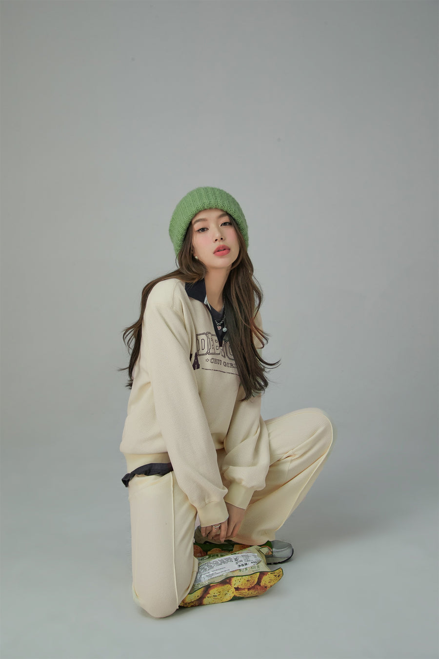 CHUU Chuu Girl V-Neck Sweatshirt