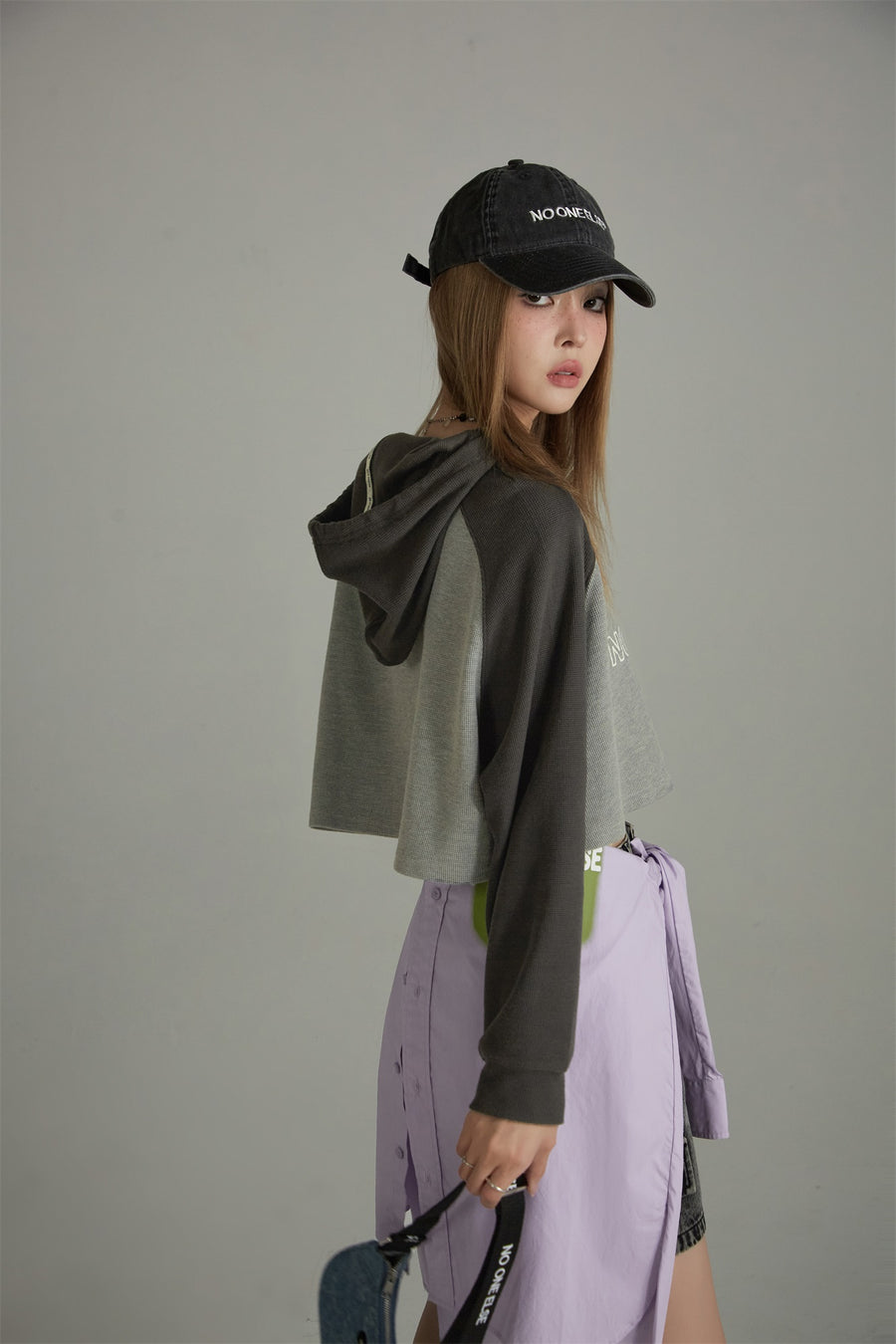 CHUU Two Toned Loose Fit Cropped Hoodie