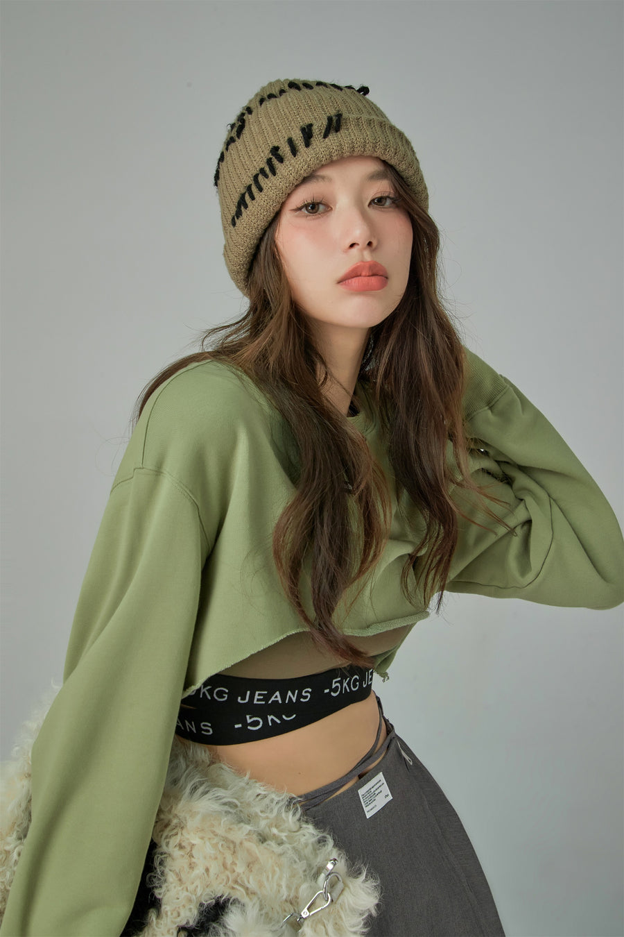 CHUU Simple Cut Crop Sweatshirt