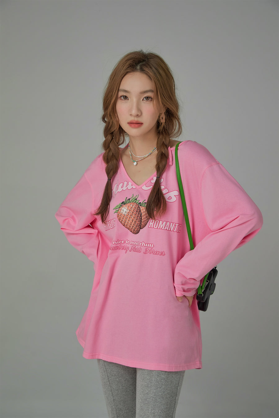 CHUU Chuu Club Strawberry V-Neck T-shirt