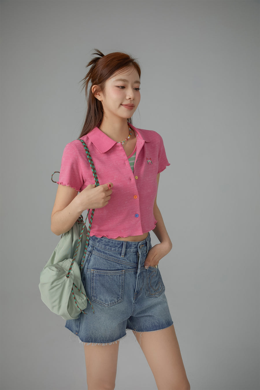 CHUU Rainbow Button Cropped Shirt