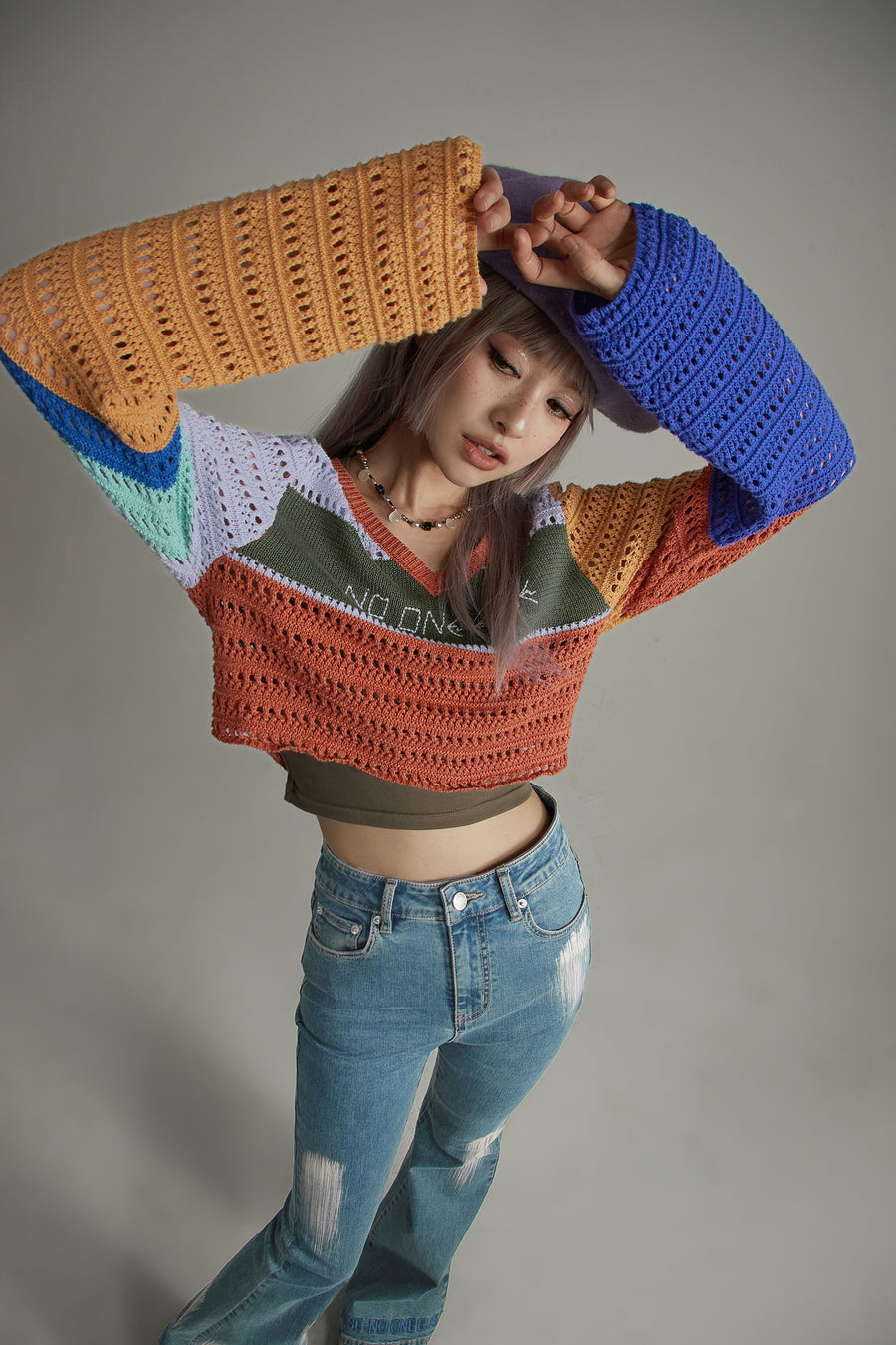 CHUU V-Neck Hole Knitted Color Knit Sweater