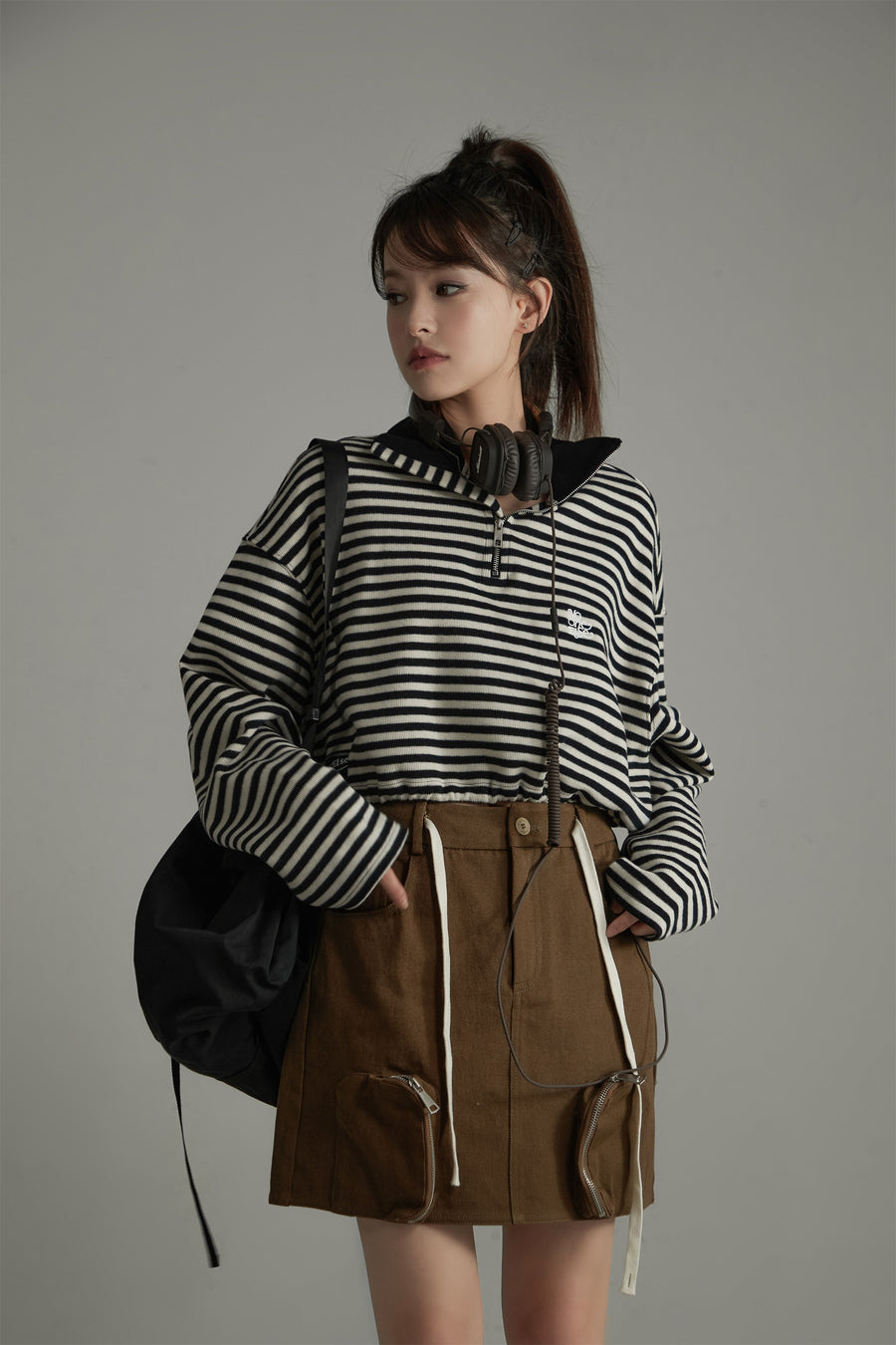 CHUU High Neck Stripe Zip-Up Crop Sweatshirt