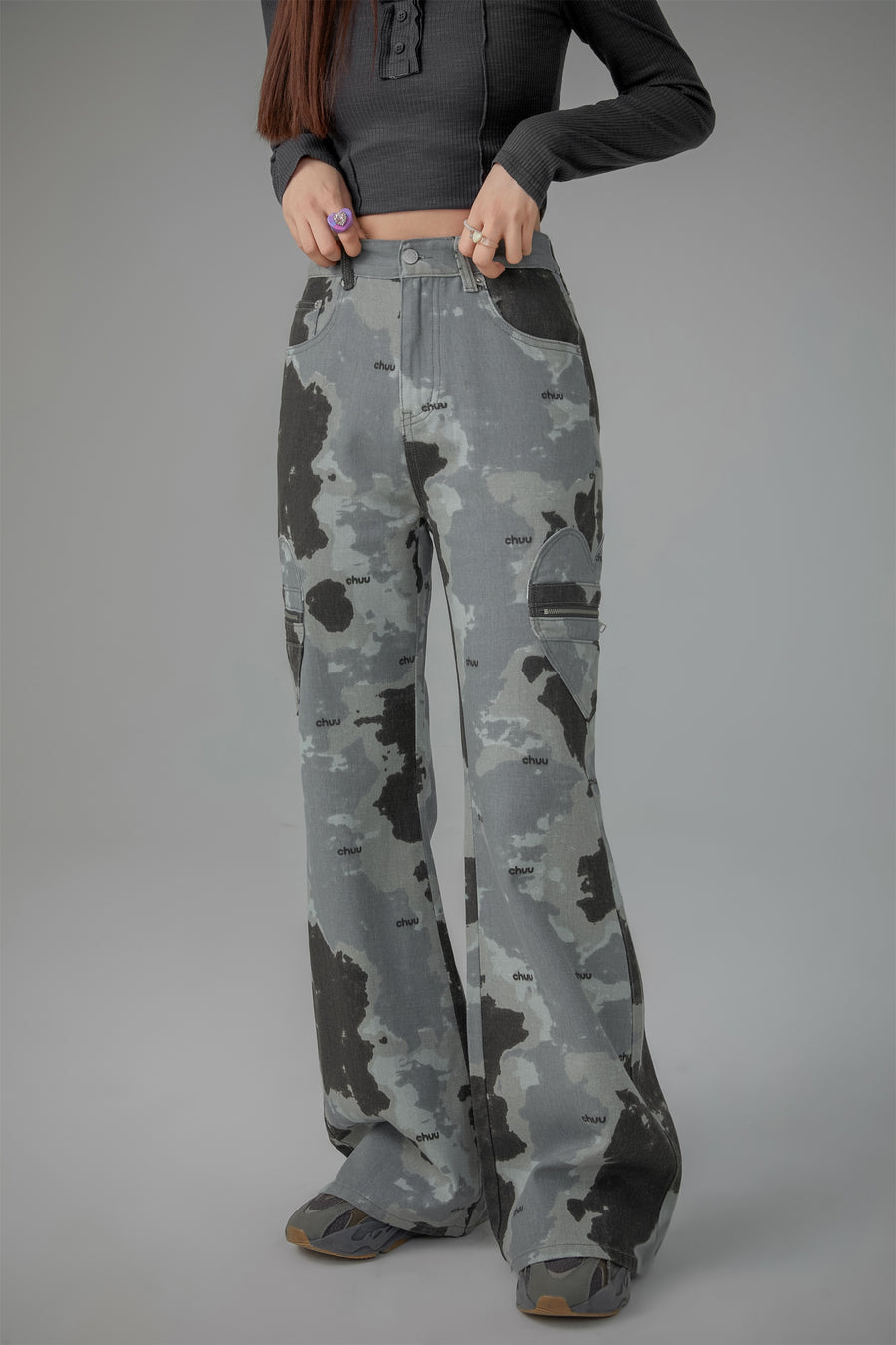 CHUU Heart Pocket Camouflage Denim Jeans