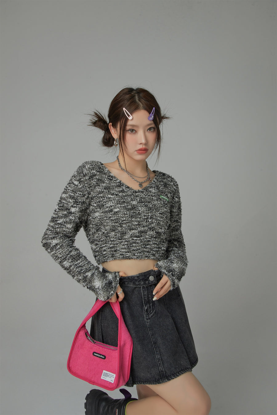 CHUU Adore You V Neck Crop Sweater