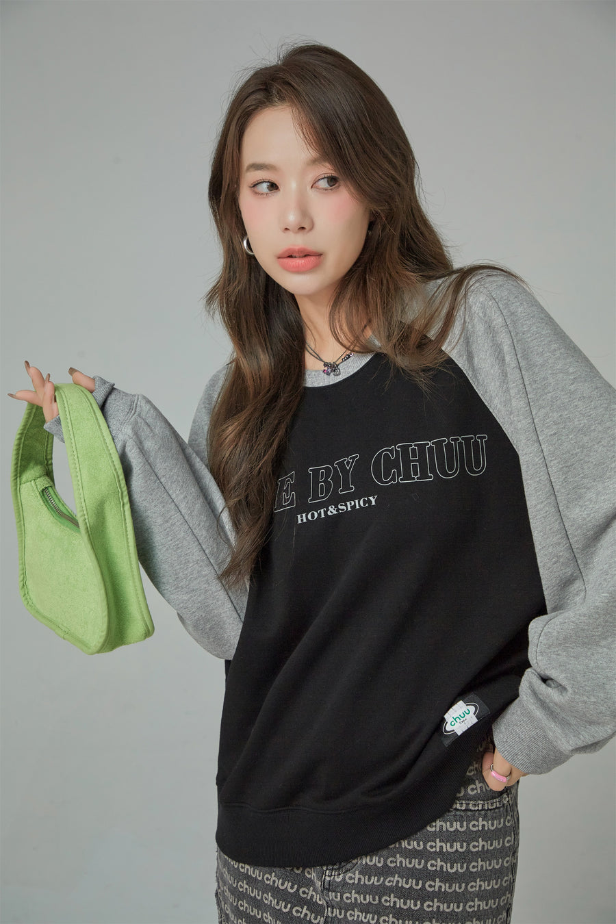 CHUU Off Shoulder Long Sleeve Sweatshirt