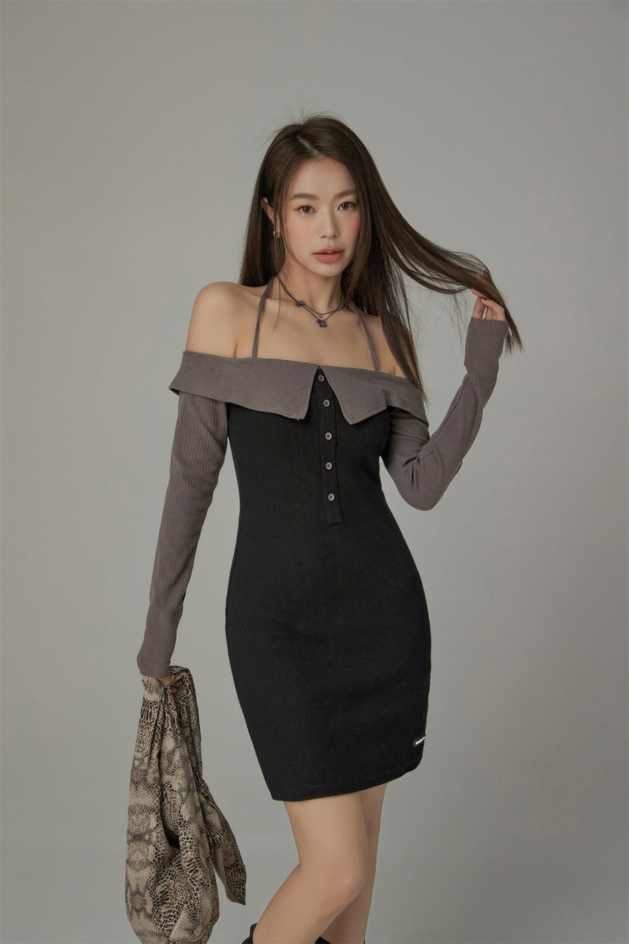 CHUU Off-Shoulder Color Matching Button Dress