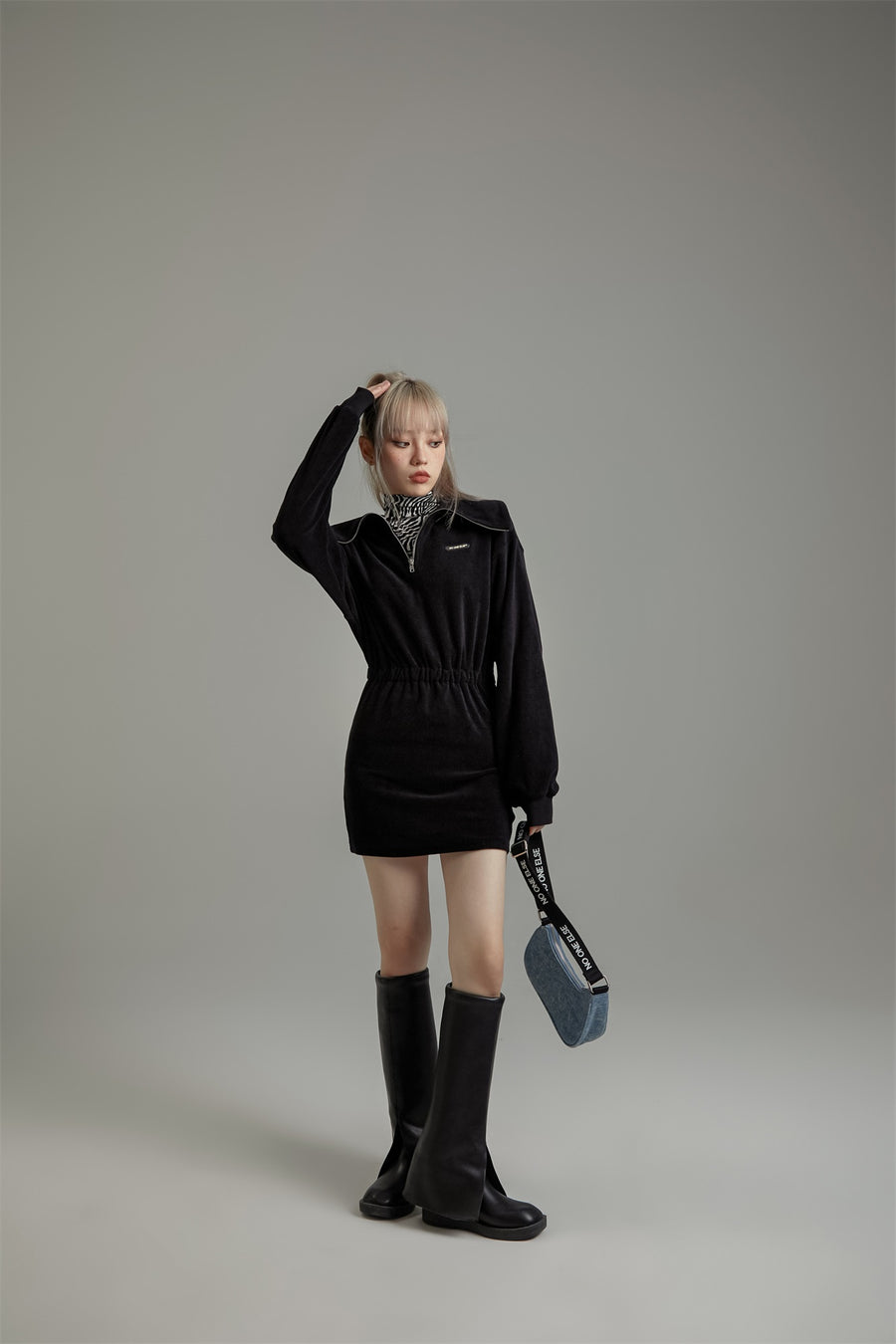 CHUU Big Collar Half Zip-Up Velvet Dress