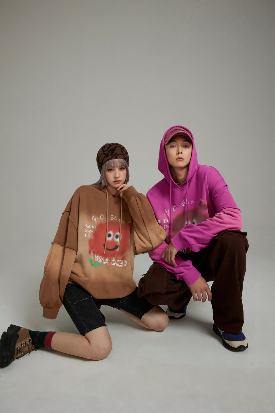 CHUU Smiling Character Gradient Loose-Fit Hoodie