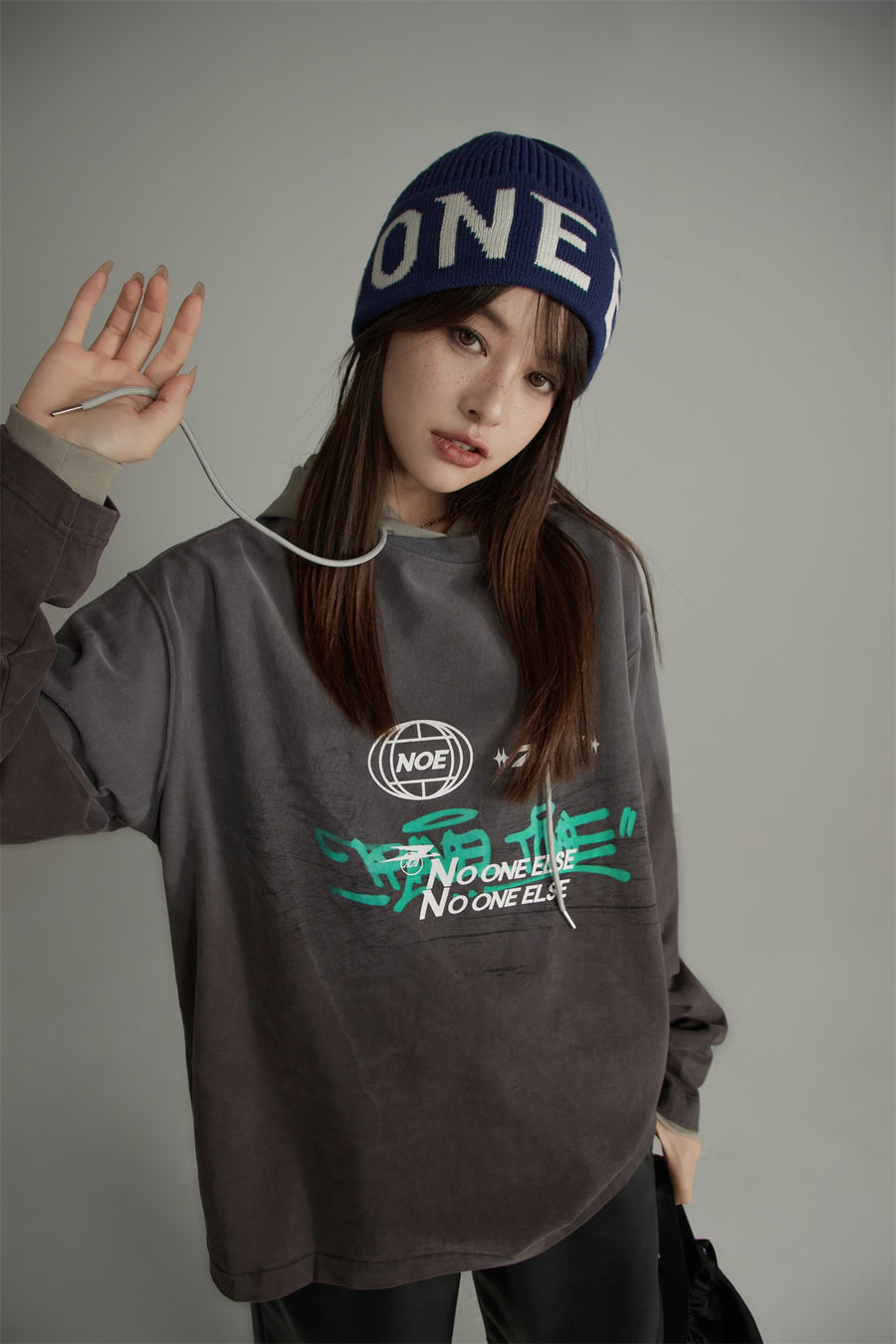 CHUU 707 Graffiti Loose Fit Long-Sleeves Top