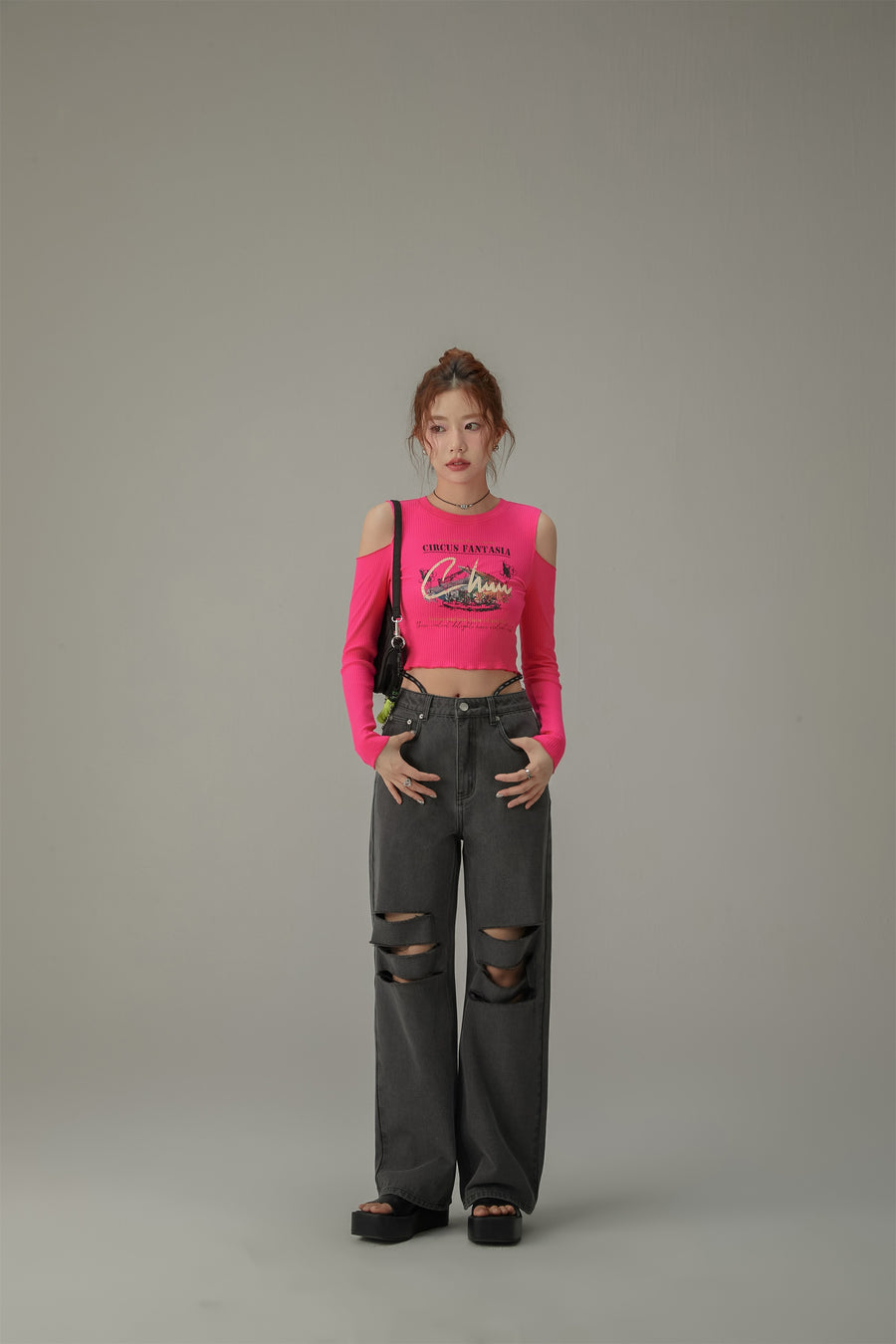 CHUU Chuu Circus Off-The-Shoulder Ribbed T-Shirt