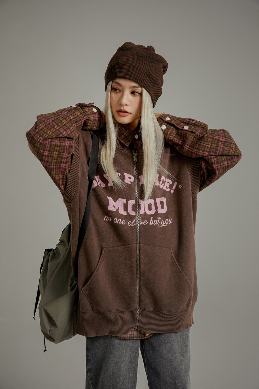 CHUU Say Peace Sleeveless Knit Zip-Up Vest