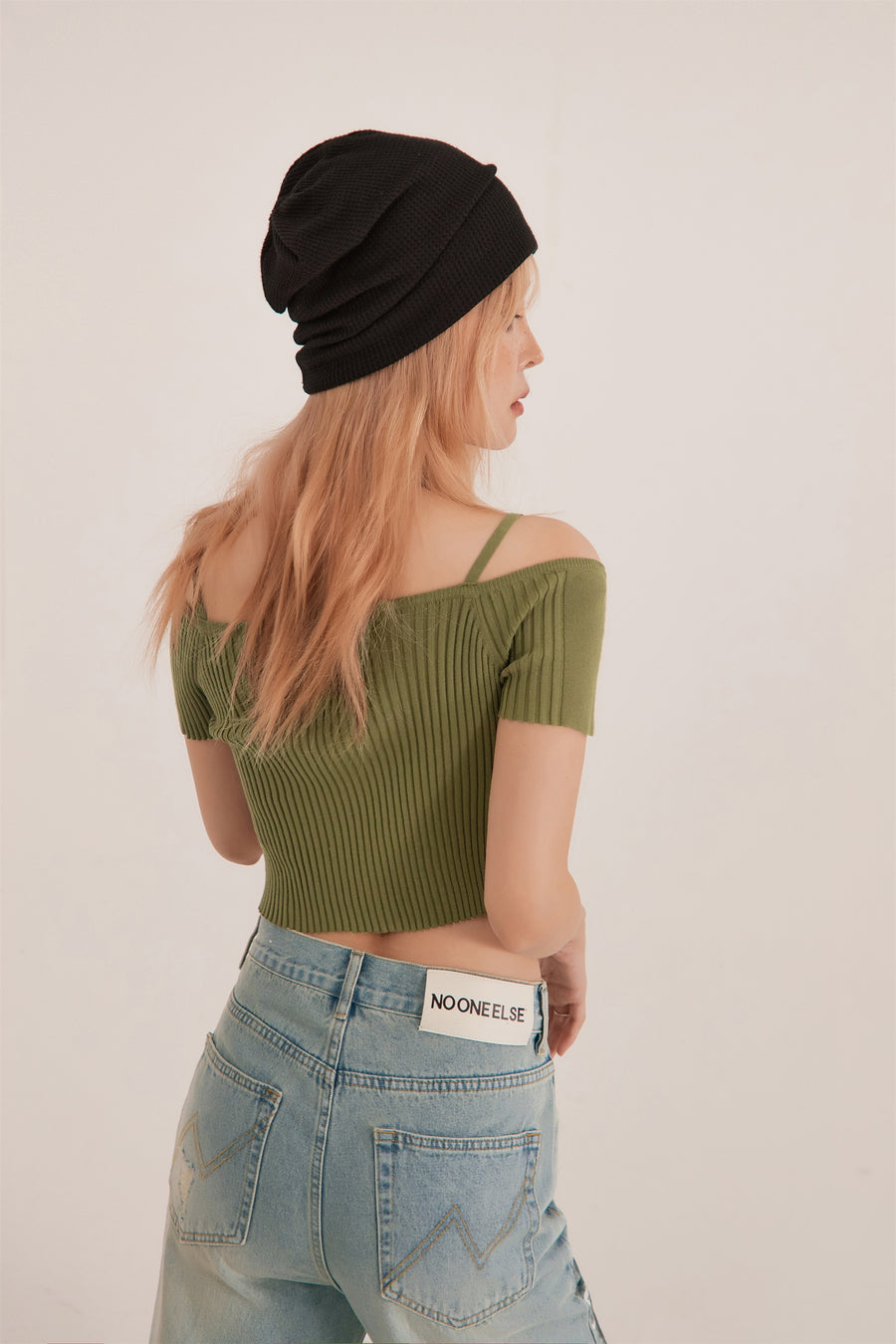 CHUU Off-Shoulder Ribbed Crop Top