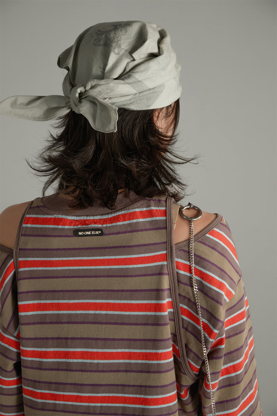 CHUU Star Logo Striped Cutout Shoulders Top