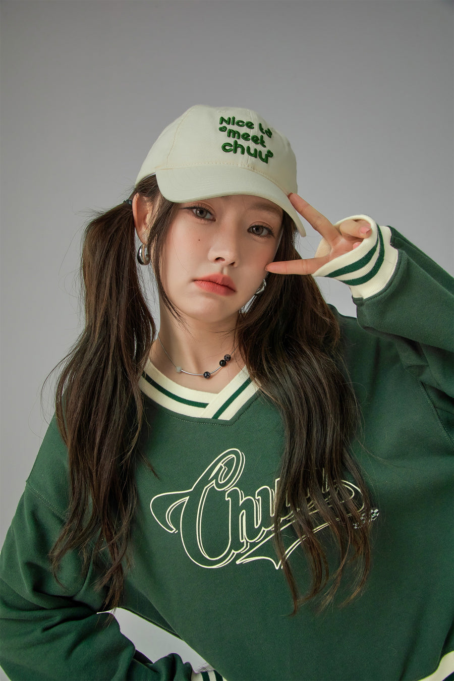 CHUU Vintage Logo V-Neck Sweatshirt