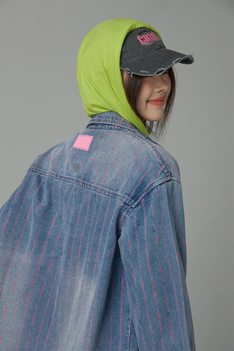 CHUU Rose Scent Kiss Loose Denim Shirt