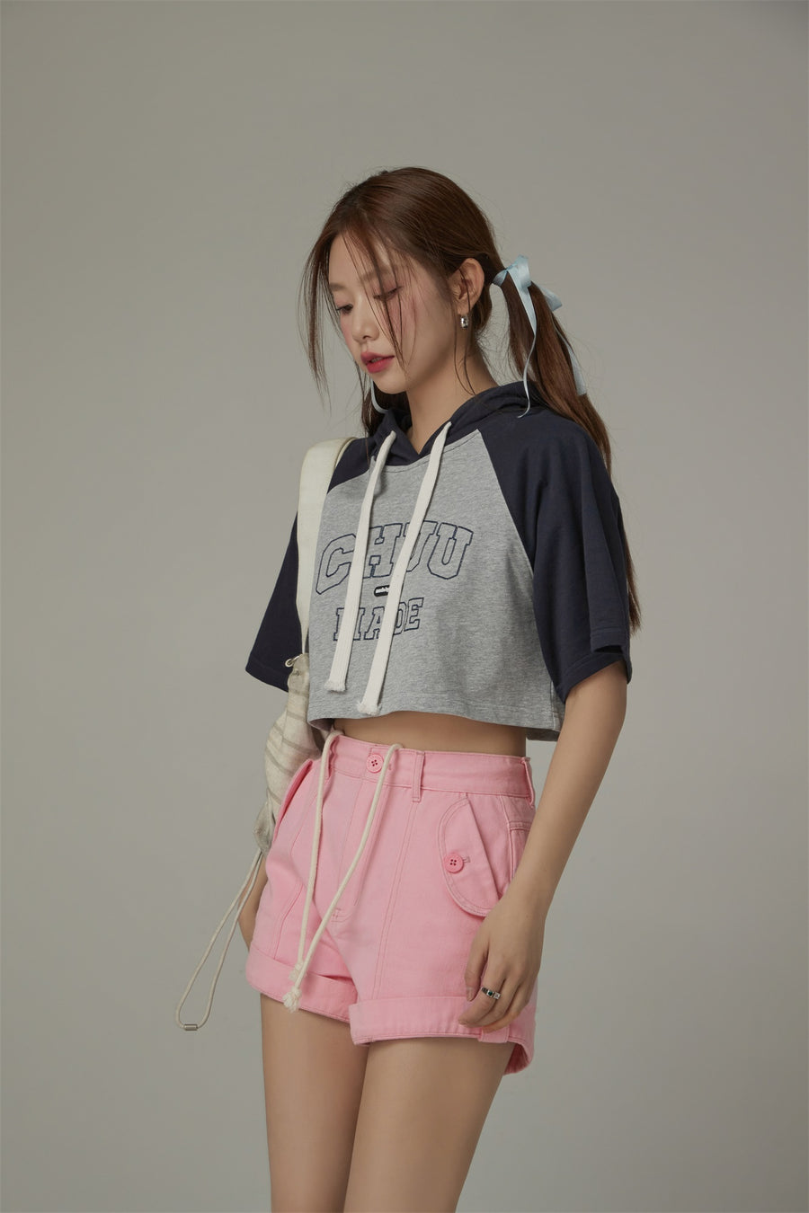 CHUU Contrast Raglan Cropped Hoodie