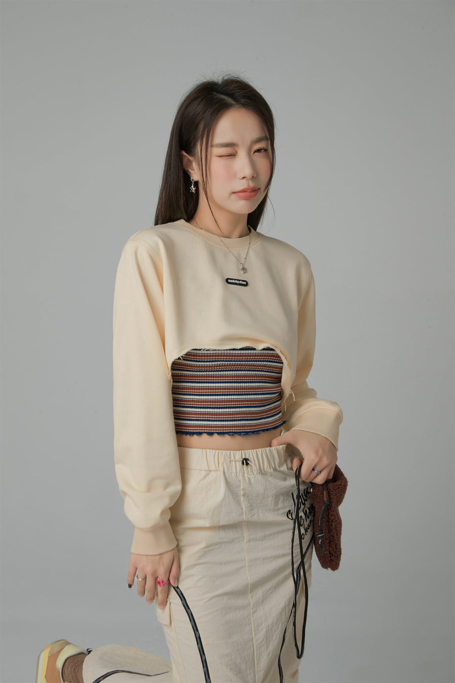 CHUU Unbalanced Loose Fit Crop Sweatshirt