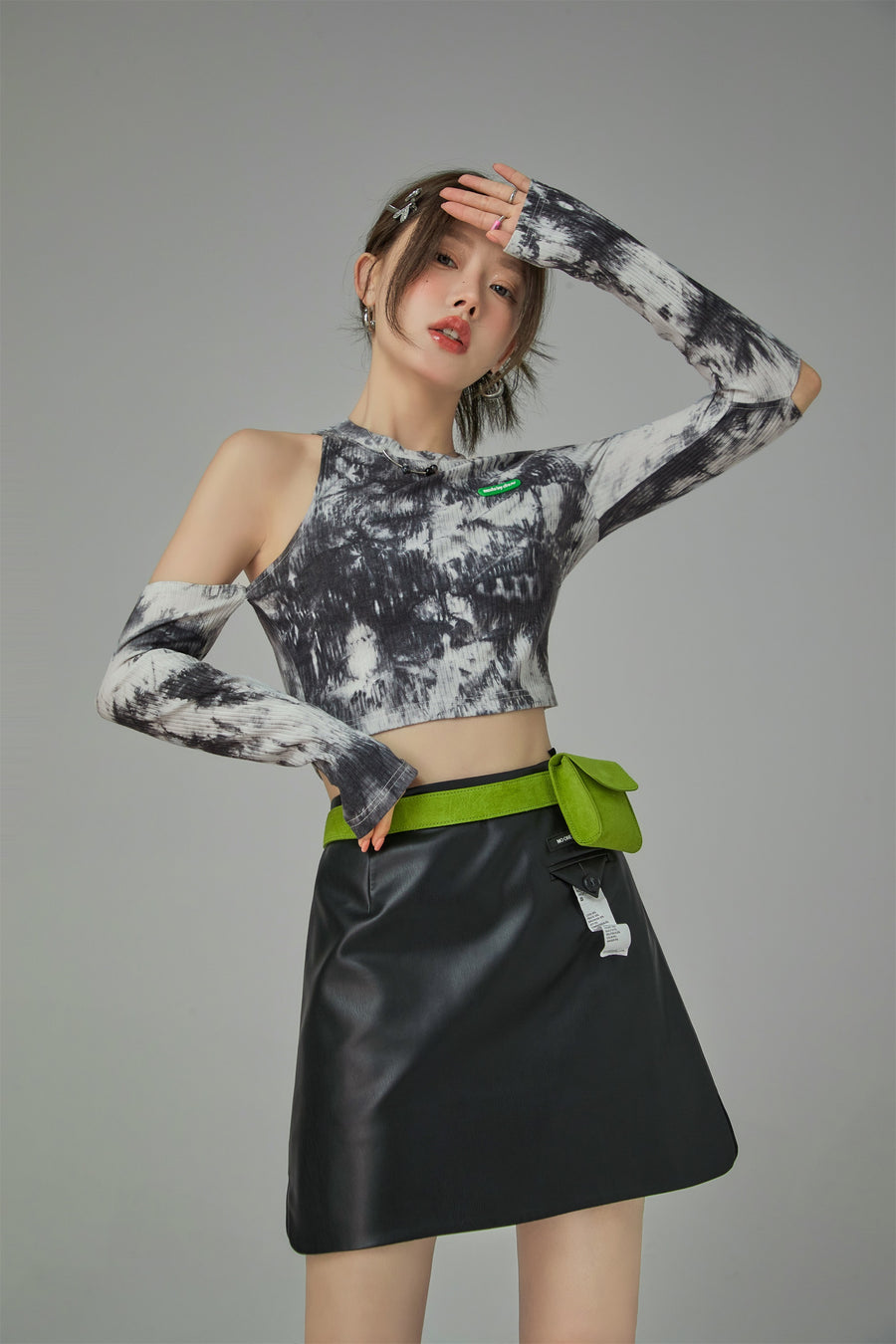 CHUU Tie-Dye Cutout Shoulder Crop Top