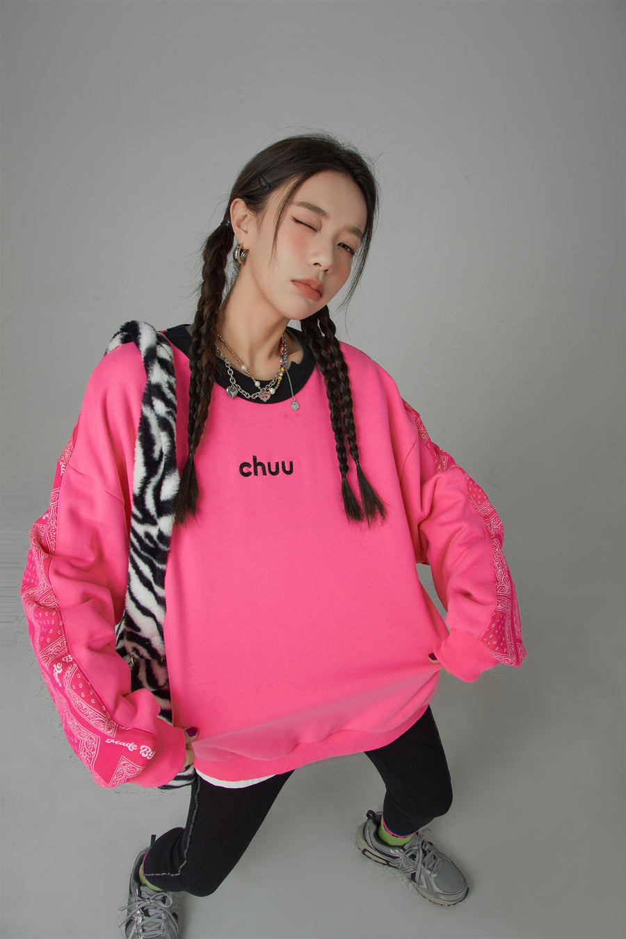 CHUU Recto Verso Paisley Solid Color Sweatshirt