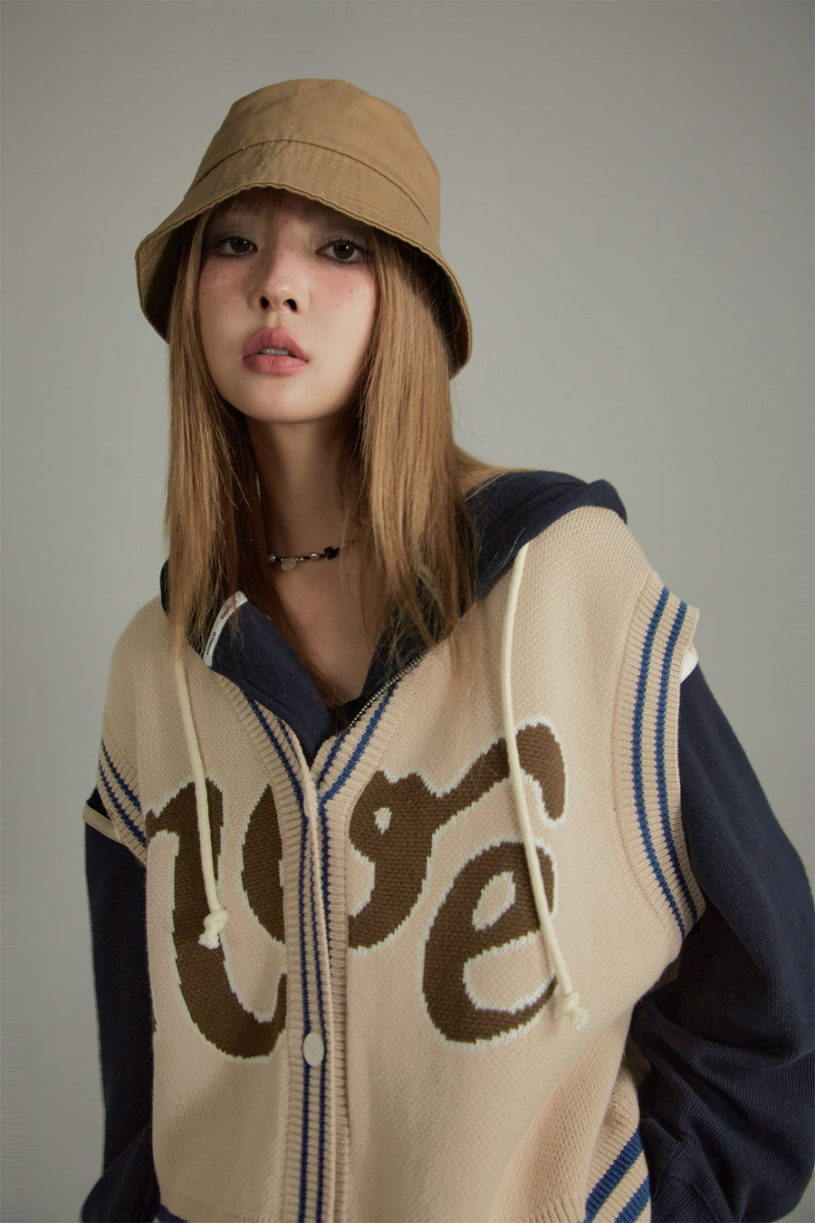 CHUU Lettering V-Neck Knit Vest