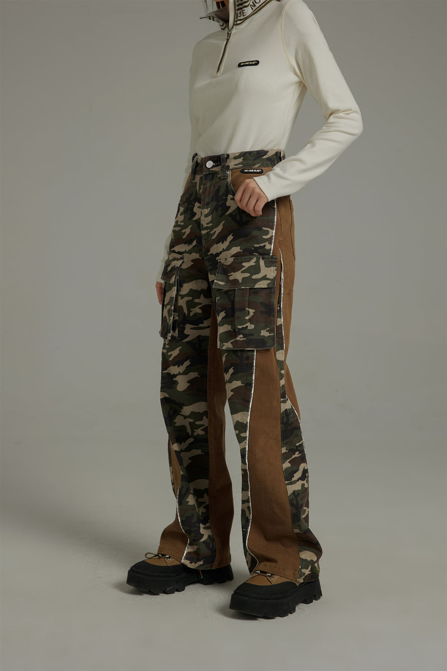 CHUU Big Pocket Camo Cargo Straight Pants