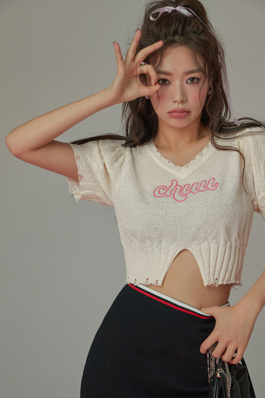 CHUU Embroidered Split Cropped Knit Top