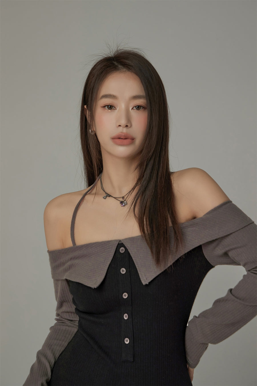 CHUU Off-Shoulder Color Matching Button Dress