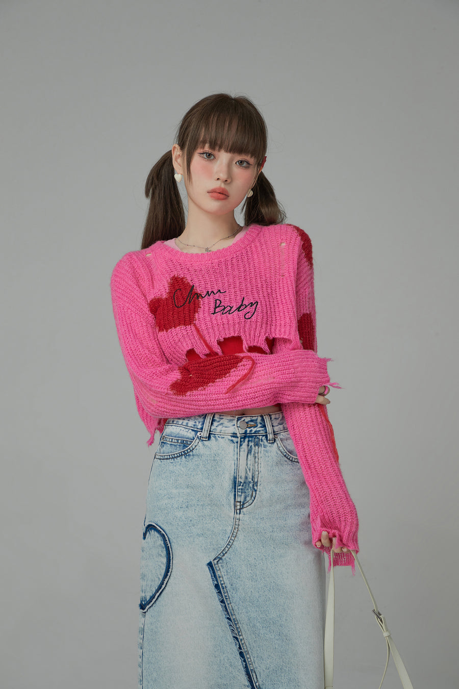 CHUU Distressed Heart Cropped Knit Sweater