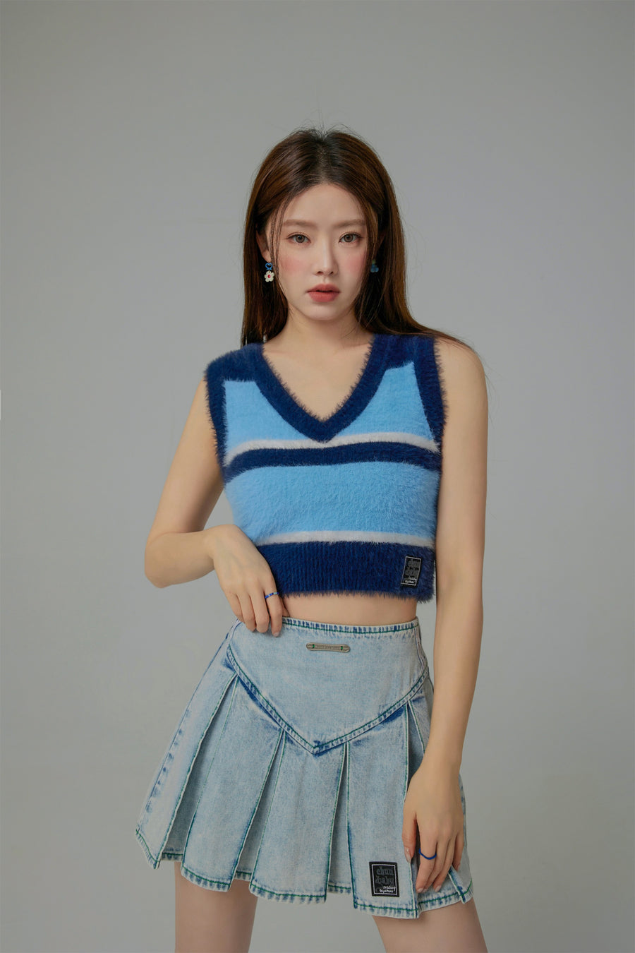 CHUU Truly Connect Striped V-Neck Furry Vest