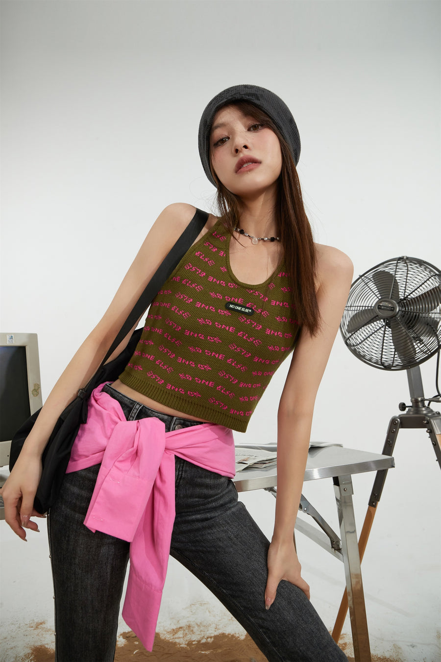 CHUU Noe Lettering Knit Halter Top