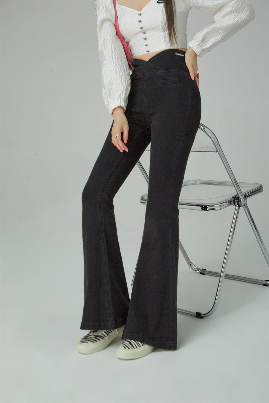 CHUU Cross Front High-Waist Flared Jeans