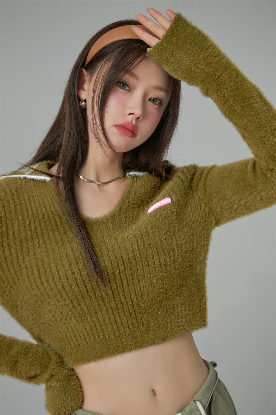 CHUU Your Sweetheart Open Collar Cropped Knit Top