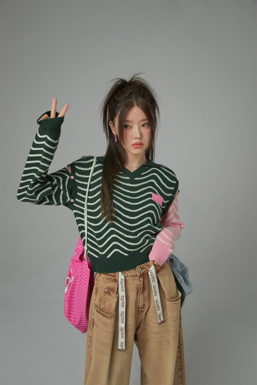 CHUU Zig-Zag Stripes Cutout Shoulders Knit Sweater