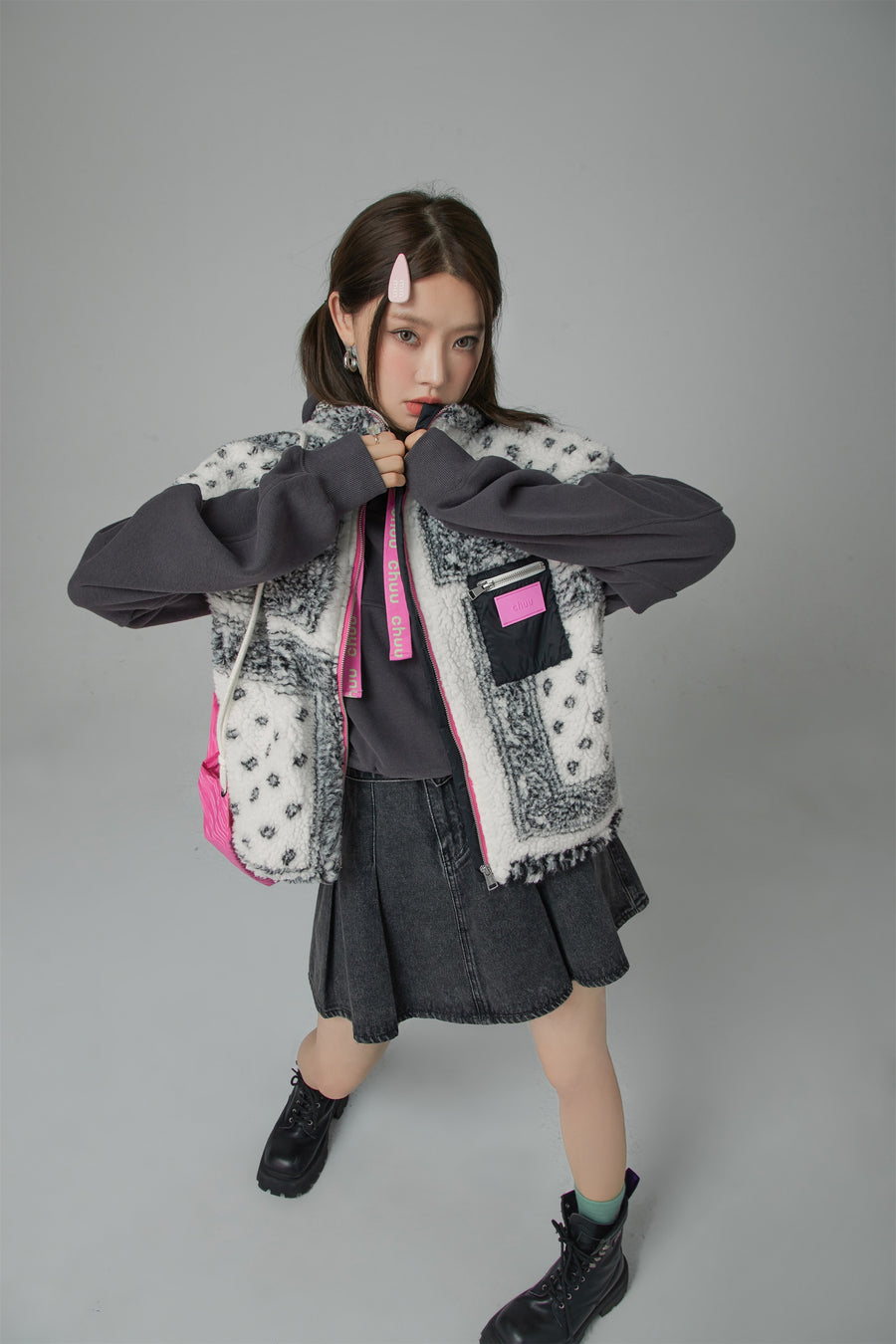 CHUU Paisley Fleece Zip-Up Vest Jacket